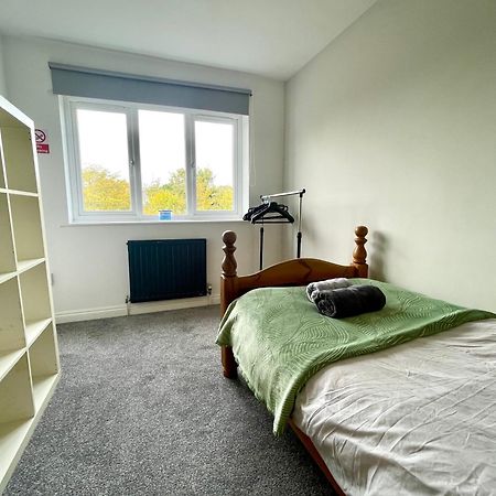 Large 5 Bed Detached House Near Stansted Airport With Parking For 2 Vehicles! Stansted Stays Stansted Mountfitchet Esterno foto